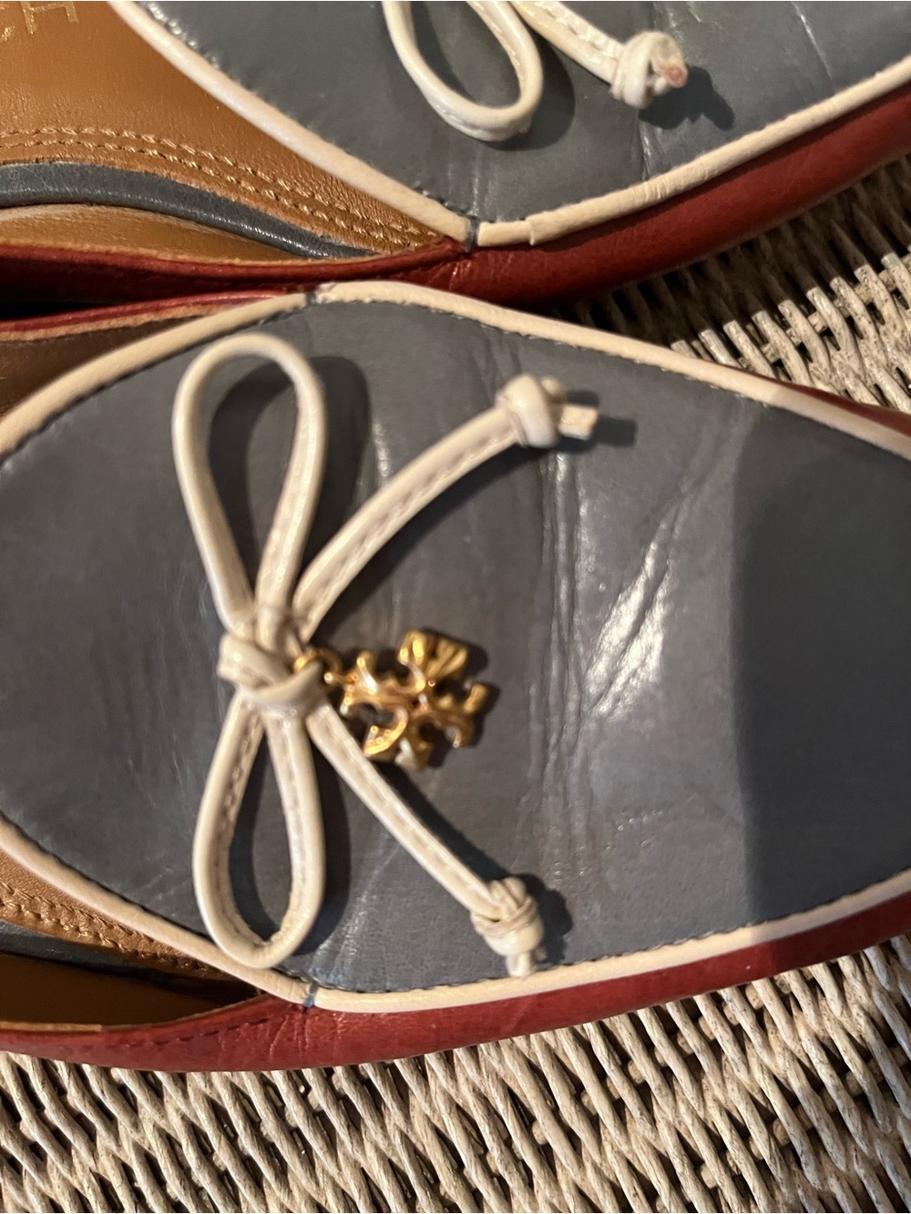 Women’s Tory Burch Two-Tone Leather Bow Loafers in Grey, Tan & leather
Size 7